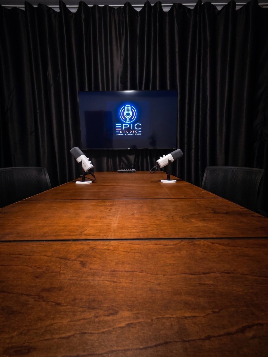 Mesa de gravação com microfones no Epic Studio